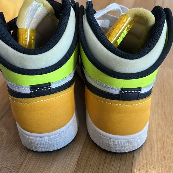 Nike Jordan 😍 1’s OG volt gold
